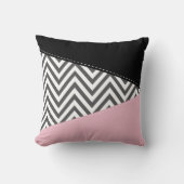グレージグザグ、グレーシェブロン、ジグザグパターン、ピンク クッション (正面)