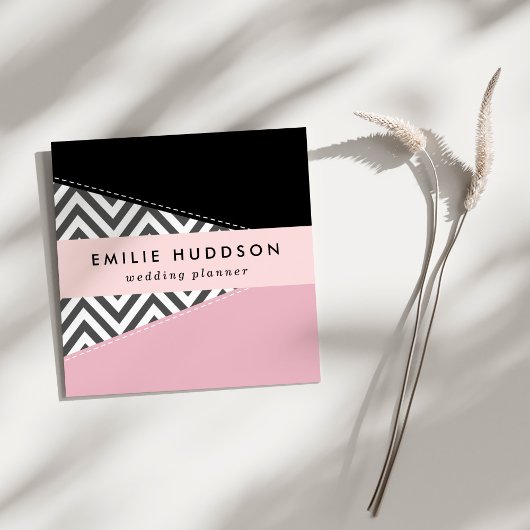 グレージグザグ、グレーシェブロン、ジグザグパターン、ピンク スクエア名刺