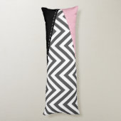 グレージグザグ、グレーシェブロン、ジグザグパターン、ピンク ボディピロー (裏面 (縦))