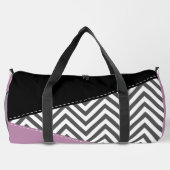 グレージグザグ、グレーシェブロン、ジグザグパターン、紫 ダッフルバッグ (裏面)
