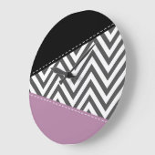 グレージグザグ、グレーシェブロン、ジグザグパターン、紫 ラージ壁時計 (傾斜)