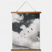 グレースケールでのビーチ上のペリカン 吊り下げ型タペストリー (正面)