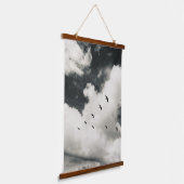 グレースケールでのビーチ上のペリカン 吊り下げ型タペストリー (傾斜あり)