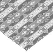 グレーストライプの白い幾何学模様 テーブルクロス (アングル)