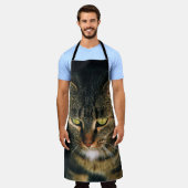 グレータビー猫のクローズアップ写真 エプロン (着用した状態)