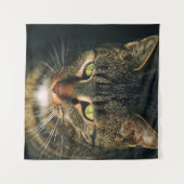 グレータビー猫のクローズアップ写真 タペストリー (正面(横))