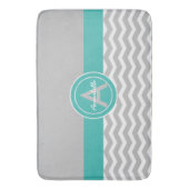 グレーティール（緑がかった色）シェブロン バスマット (正面縦)