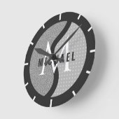 グレーテニスボールイニシャル&ネームボーイズベッドルームブラック ラウンド壁時計 (傾斜)