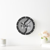 グレーテニスボールイニシャル&ネームボーイズベッドルームブラック ラウンド壁時計 (ホーム)