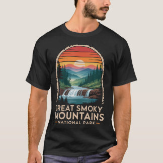 グレートスモーキー山系のレトロな夕日と滝 Tシャツ