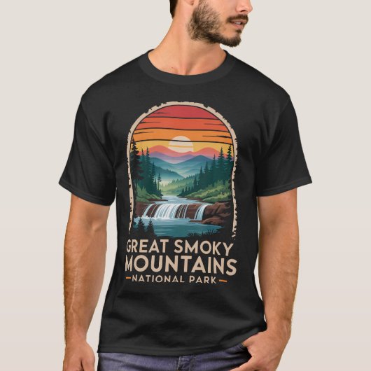 グレートスモーキー山系のレトロな夕日と滝 Tシャツ (正面)