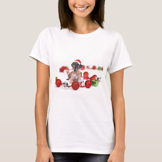 グレートデンマスティフとクリスマスオーナメントのプレゼント Tシャツ (正面)