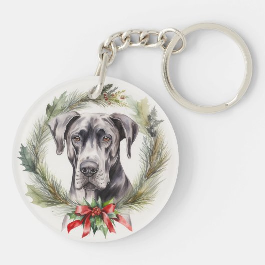 グレートデーンのクリスマスリースの華やかな犬 キーホルダー (裏面)
