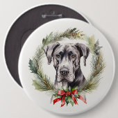 グレートデーンのクリスマスリースの華やかな犬 缶バッジ (正面&裏面)