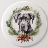グレートデーンのクリスマスリースの華やかな犬 缶バッジ (正面)