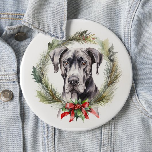グレートデーンのクリスマスリースの華やかな犬 缶バッジ (インサイチュ)