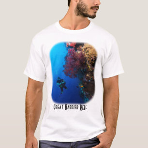 グレート・バリア・リーフのダイバーそして柔らかい珊瑚 Tシャツ