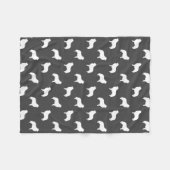 グレート・ピレニーズのシルエットパターン灰色 フリースブランケット (正面(横))