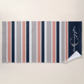 グレーネイビーブルーピンク沿岸ストライプのモノグラム ビーチタオル (正面)