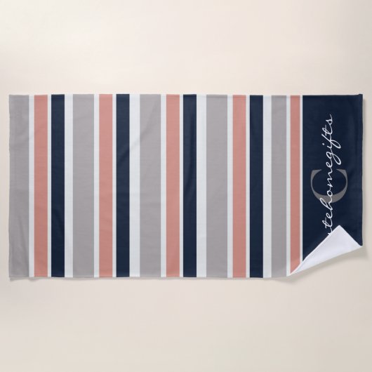 グレーネイビーブルーピンク沿岸ストライプのモノグラム ビーチタオル (正面)