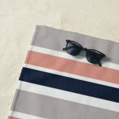 グレーネイビーブルーピンク沿岸ストライプのモノグラム ビーチタオル (インサイチュ)