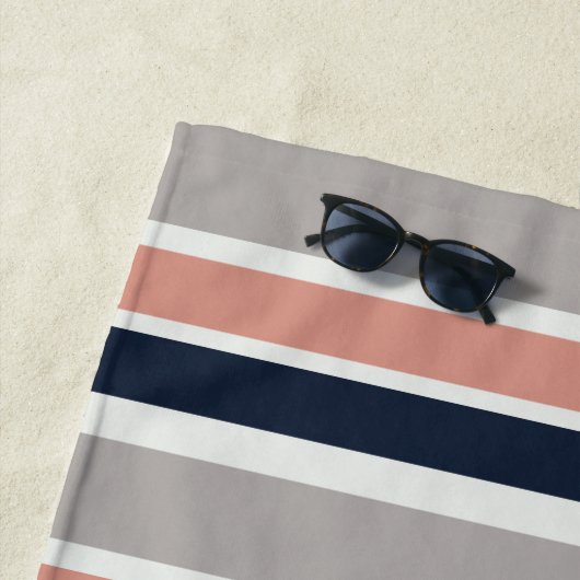 グレーネイビーブルーピンク沿岸ストライプのモノグラム ビーチタオル (インサイチュ)