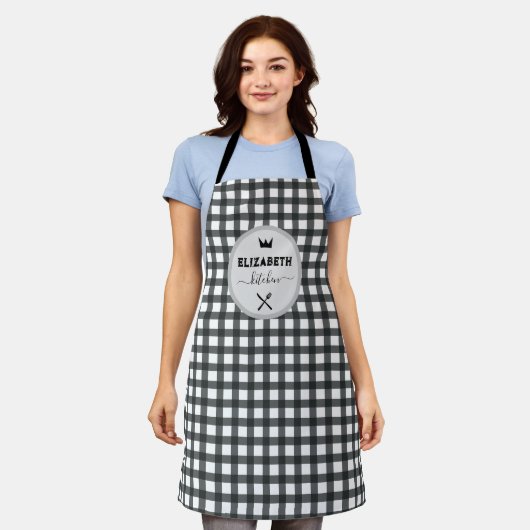 グレーパーソナライズされたと白のバッファローのプレイドキッチン エプロン (着用した状態)