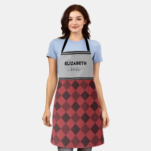 グレーパーソナライズされたと赤のバッファローのプレイドキッチン エプロン (着用した状態)