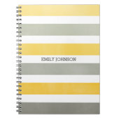 グレーパーソナライズされたと黄色の幅のストライプパターン ノートブック (正面)