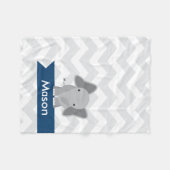 グレーパーソナライズされたネイビーブルーシェブロンゾウ フリースブランケット (正面(横))