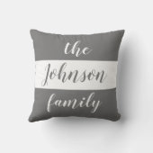 グレーパーソナライズされたホワイトストライプファミリ名 クッション (裏面)