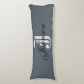 グレーパーソナライズされたホワイトモノグエレガントラム ボディピロー (正面縦)