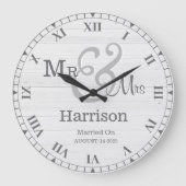 グレーパーソナライズされたホワイトレトロウッド・カップルさん ラージ壁時計 (正面)