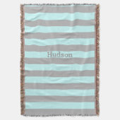 グレーパーソナライズされたモダンと任意の色ストライプの スローブランケット (正面縦)