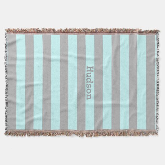 グレーパーソナライズされたモダンと任意の色ストライプの スローブランケット (正面)