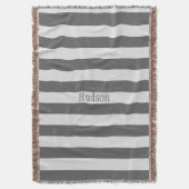 グレーパーソナライズされたモダンと白のパタストライプのーン スローブランケット (正面縦)