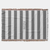 グレーパーソナライズされたモダンと白のパタストライプのーン スローブランケット (正面)