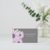 グレービジネスカード上の美しいラベンダーデイジー 名刺 (スタンド正面)