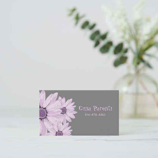 グレービジネスカード上の美しいラベンダーデイジー 名刺 (スタンド正面)