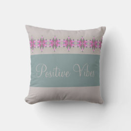 グレーピンクとティール（緑がかった色）のスタジオアクセント クッション