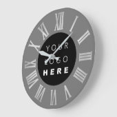 グレーブラックシルバーグレーローマ数字のロゴ ラージ壁時計 (傾斜)