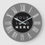 グレーブラックシルバーグレーローマ数字のロゴ ラージ壁時計 (正面)
