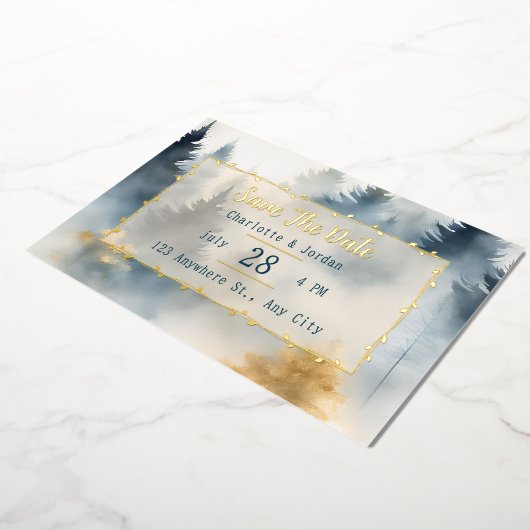 グレーブルーウィンターパインツリーモノグラム日付を保存 箔招待状 (回転した状態)