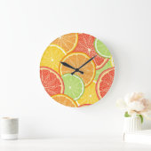 グレープフルーツとオレンジ色の抽象芸術背景。 ラージ壁時計 (ホーム)