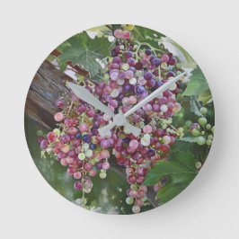 グレープヴィン・グローリー – Hyperrealistic Vineyard Art for ラウンド壁時計