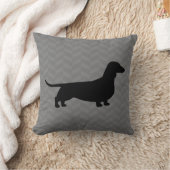 グレーヘリンボーンパターン上のDachshandシルエット クッション (ブランケット)