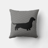 グレーヘリンボーンパターン上のDachshandシルエット クッション (裏面)