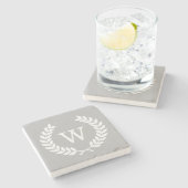 グレーホワイトウィートローレルリースイニシャルモノグラム ストーンコースター (横)