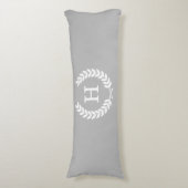 グレーホワイトウィートローレルリースイニシャルモノグラム ボディピロー (正面縦)