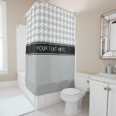グレーホワイト千鳥格子のCBブラックネームモノグラム シャワーカーテン (インサイチュ)